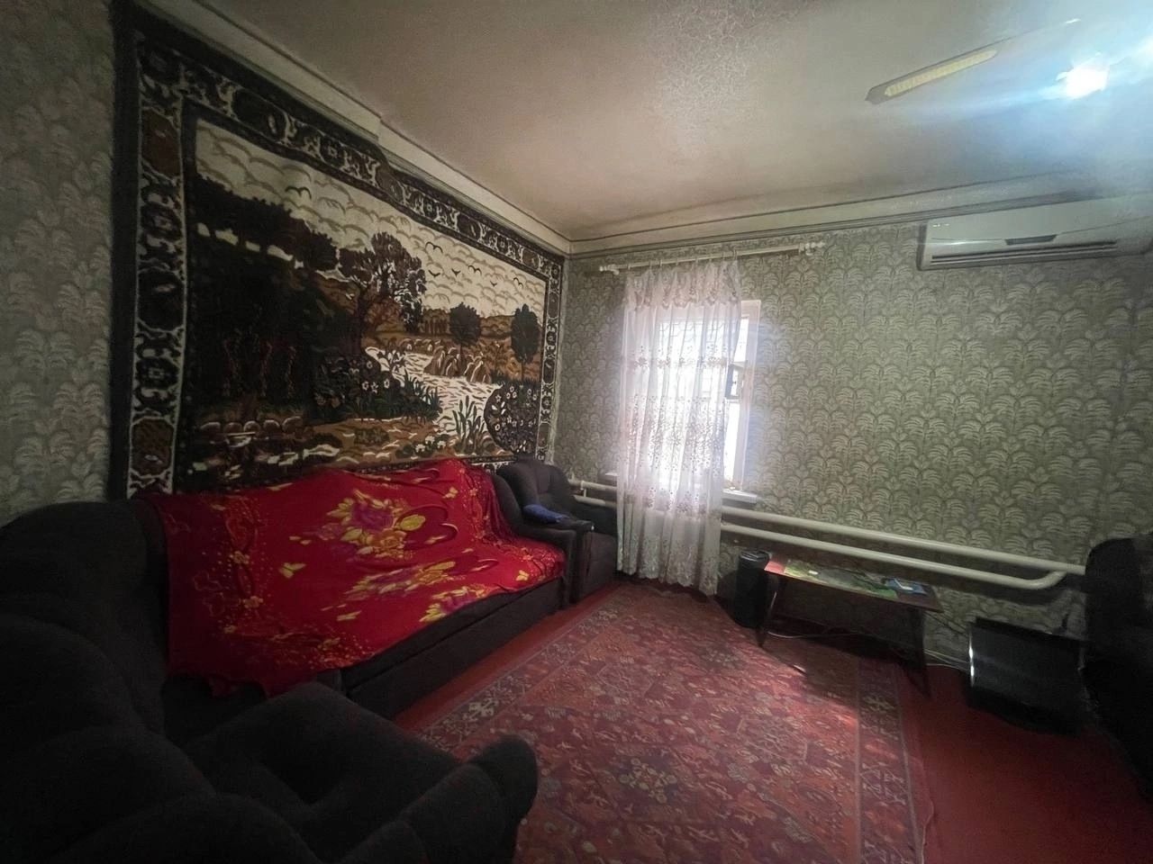 🏡 Продается дом по улице Шахтерская в Алчевске! 🔹 Общая площадь: 120 кв. м 🛋 Комнаты: 4 просторные 🔥 Отопление: одноконтурный котел, проведен газ 🚿 Водоснабжение: водонагревательный бак ❄ Кондиционирование: есть кондиционер 🪟 Окна: деревянные 🚽 Санузел: совмещенный, кафель 🌿 Двор: придомовая территория в плит...