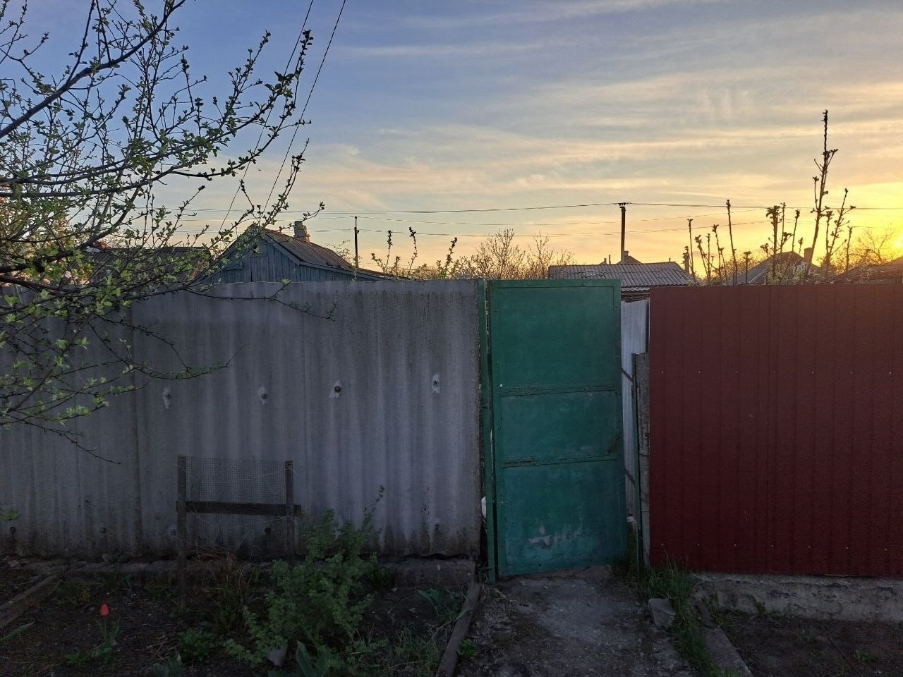 ! Продается уютный домик в г. Перевальск! 📍 Адрес: ул. Алека Дундича ✔ До центра города – 8 минут пешком ✔ Тихая, спокойная улица 🏡 Характеристики дома: ✔ Свет и вода в доме ✔ Газ по границе участка (в дом не заведен) ✔ Хозяйственные постройки 🌿 Участок с посадками: ✔ Молодой сад ✔ 50 кустов винограда (17 раз...