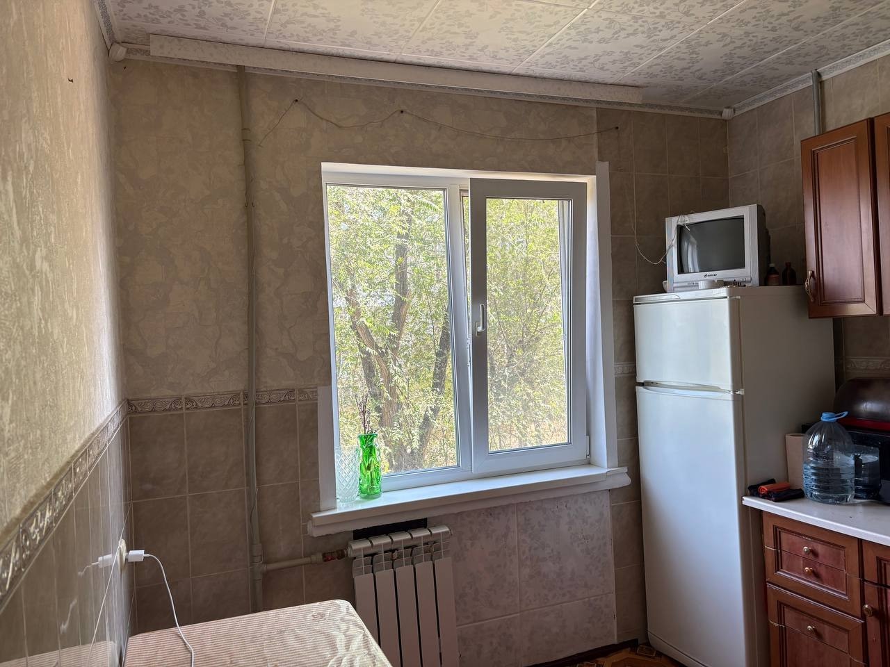 ✨ Просторная 2-комнатная квартира на кв. Сазонова, Луганск (Октябрьский р-н) 🔹 Общая площадь — 53 м² 🔹 Этаж — 3/9 🔹 — окна м/п, — новые межкомнатные двери, — натяжной потолок, — отопление м/п, батареи б/м, — застеклённый м/п балкон. 🏡 Дом расположен в тихом дворе, где всегда спокойно и уютно. В шаговой доступ...