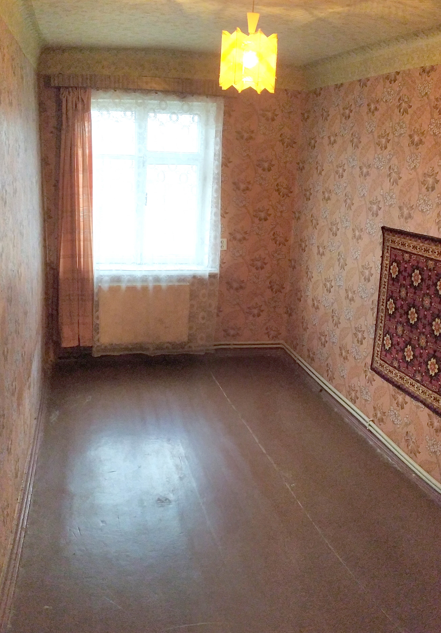 Продам 3-х комнатную квартиру, 3этаж\4, ул.Бурбело, р-н школа №8. остановка Шахтер, Космическая. Индивидуальное отопление, горячая вода. Комнаты раздельные, не угловая, теплая. Состояние - жилое. Свой подвал на цокольном этаже дома. . Цена: 1,65 млн.руб. +79595673787 (телефон, телеграм)...