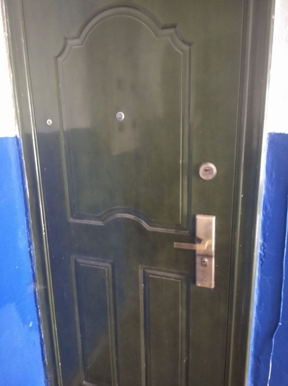 Продаётся 1 комнатная квартира в городе Краснодон, кв. Лютикова д. 13,5 этаж 5 этажного дома. КВАРТИРА под РЕМОНТ! Очень уютная, светлая, сухая. Рядом: детская больница, рынок, училище, школа, ЦГБ; остановка в 5 минутах ходьбы. Документы РФ полностью готовы к продаже. 950.000 Торг у дверей квартиры!!! +7 959 ...