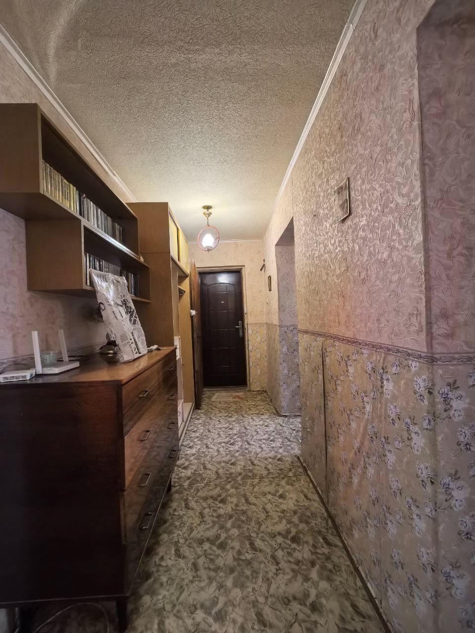 2-комнатная квартира кв. Героев Сталинграда Цена: 5 300 000 руб. Город: Луганск Район: Артемовский Количество комнат: 2 кв. Героев Сталинграда 8/12 эт, кирпичного дома, общ. пл. 45,6 кв.м, кухня 7,4 кв.м. Жилое состояние, окна м/п, лоджия 5,4 кв.м., с/у совмещен, бойлер, мебель, стиралка. Отличное расположени...