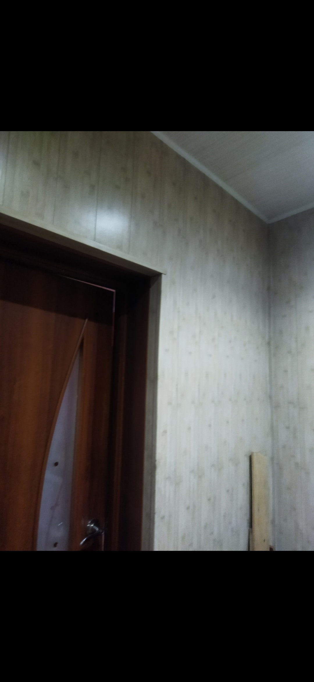 Продам дом с газовым отоплением п Мирный. В доме 4 комнаты, гостинная, две спальни, столовая плюс кухня ,душевая комната совместно с санузлом,, прихожая, погреб, где находится ёмкость для воды на 500л, и коридорчик.Дом отапливается двухконтурным импортным котлом, окна МП, полы деревянные частично покрыты ДСП ...