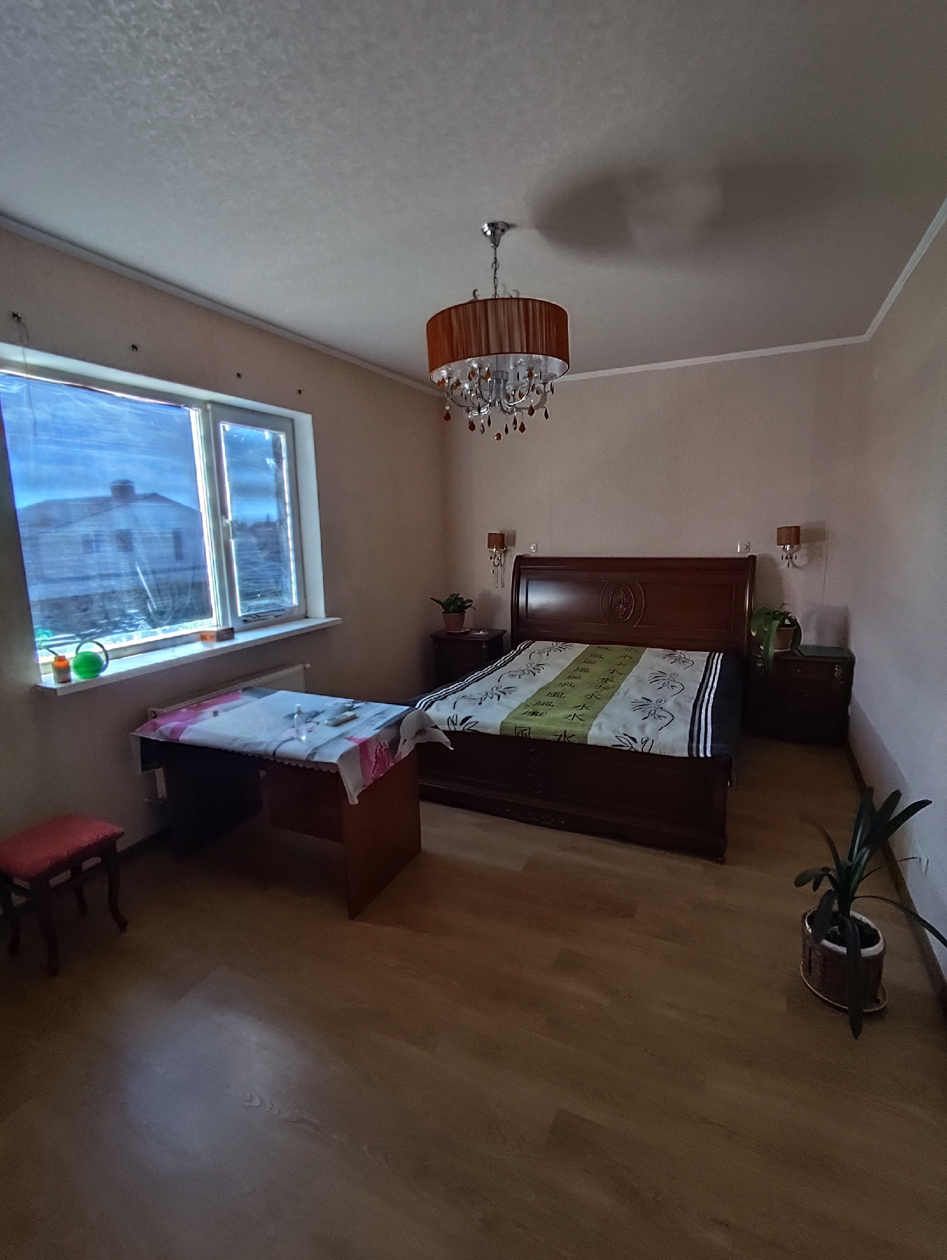 🏡 Продаётся просторный 2-этажный дом с участком в п. Видный-1! 🔹 Общая площадь дома: 300 м² 🔹 Кухня: 20 м² 🔹 Участок: 17 соток (приватизирован) 🏠 О доме: Дом в 3 этажа, с гаражом (автоматические ворота, горячая и холодная вода в гараже) Качественный ремонт во всех помещениях — можно заехать и жить Мебель прак...