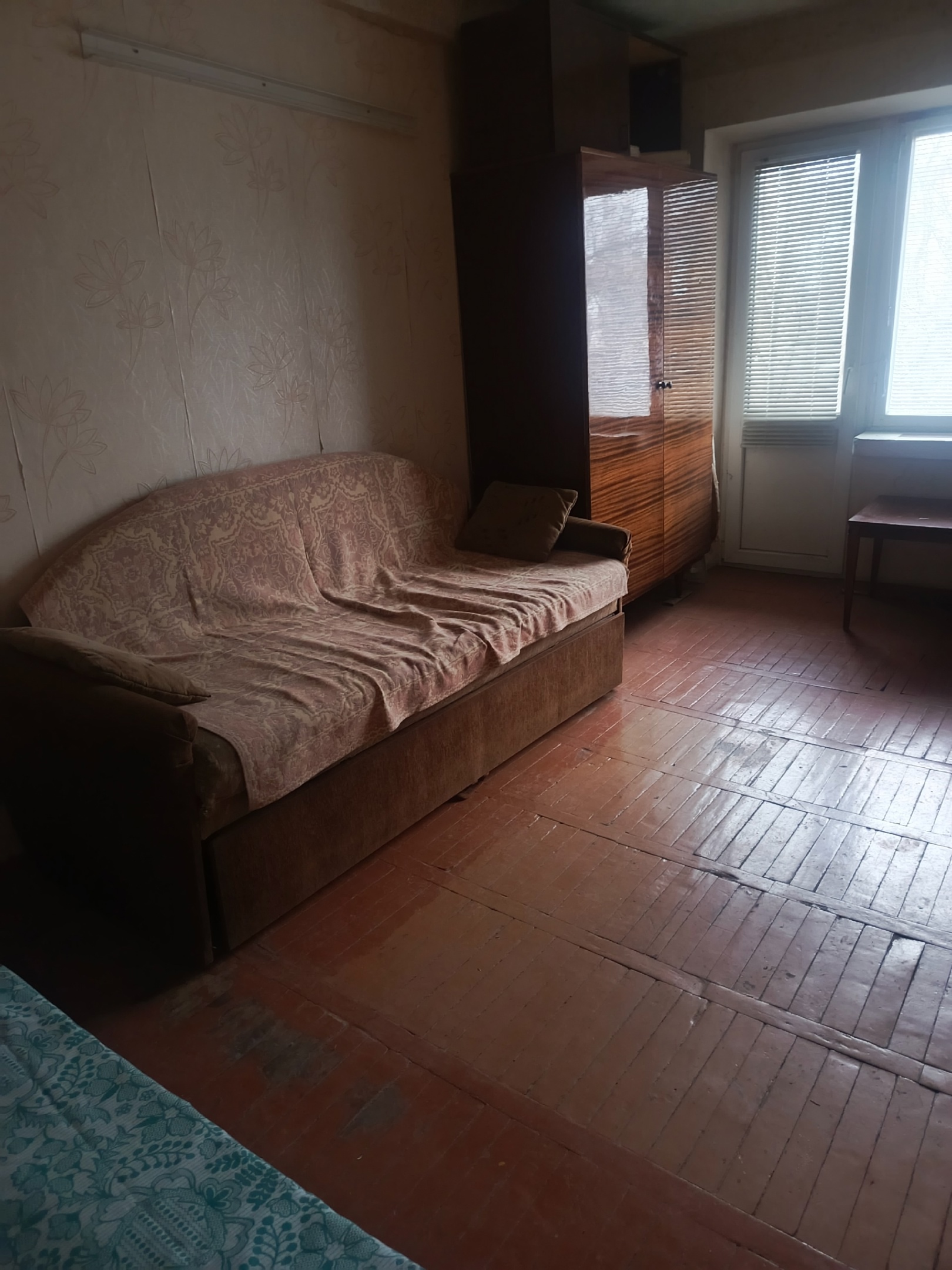 г. Алчевск Продается 1 комнатная квартира по улице Чапаева, район (Айсберга). 3-й этаж/ 5-ти этажного дома, под ремонт. Общая площадь 28 кв. м., кухня 6,4 кв. м. МП окна и балкон (не остеклен), газовая колонка, входная металлическая дверь, 2 кладовые, санузел совмещен. Квартира не угловая. 📂Документы РФ. 💰Цен...