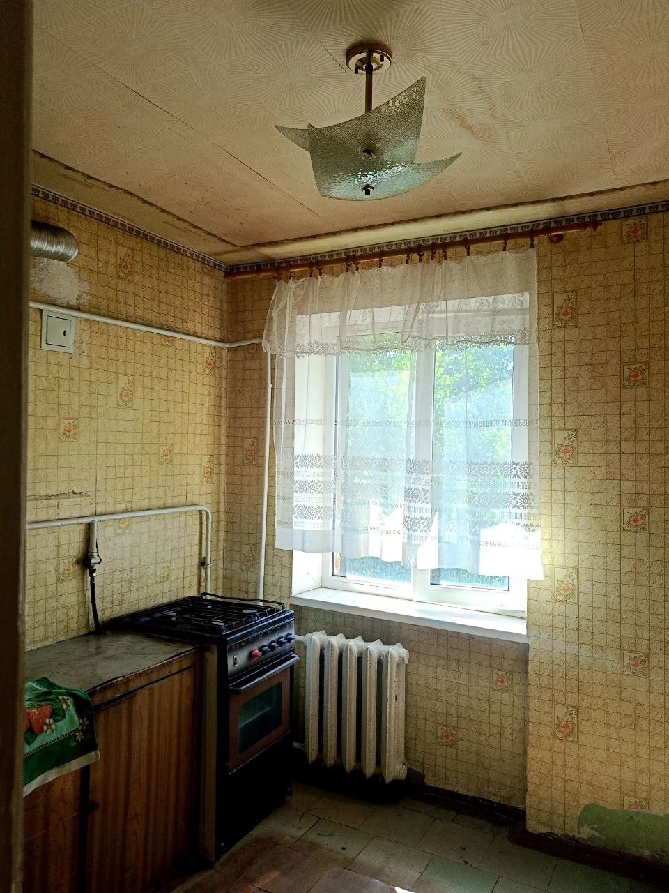 г. Алчевск 🏡 Продам 1-комнатную квартиру в районе поликлиники (ул. Чапаева)! 🏢 Этаж: 4/4 (не угловая) 🔧 Крыша в хорошем состоянии, не течёт ✅Преимущества: ✔️ Пластиковые окна ✔️ Совмещённый санузел ✔️ Документы РФ, без долгов и прописанных 📍 Удобное расположение – рядом поликлиника, магазины, транспорт! 💰 Цен...