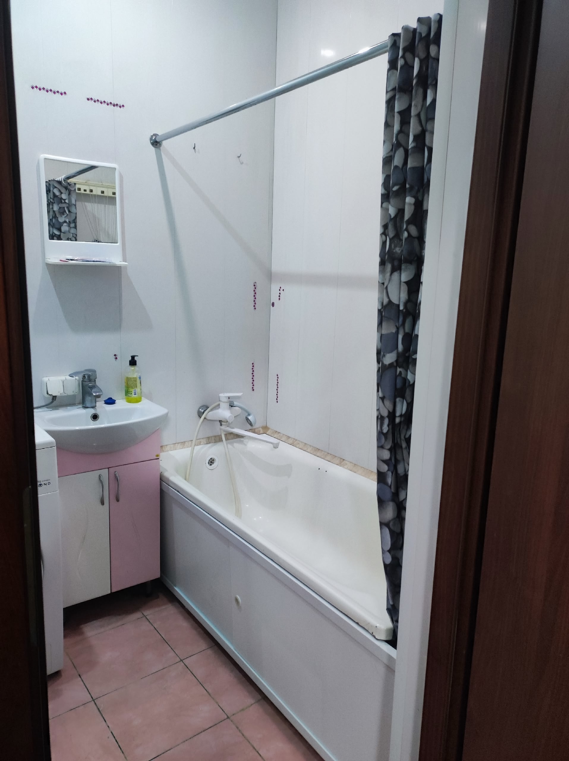 Посуточно квартира в Алчевске, вода круглосуточно, накопитель с автоматикой, кондиционер, стиральная машина, интернет, мелкая быттехника, для командировочных сделаем чек о проживании +79591377484...