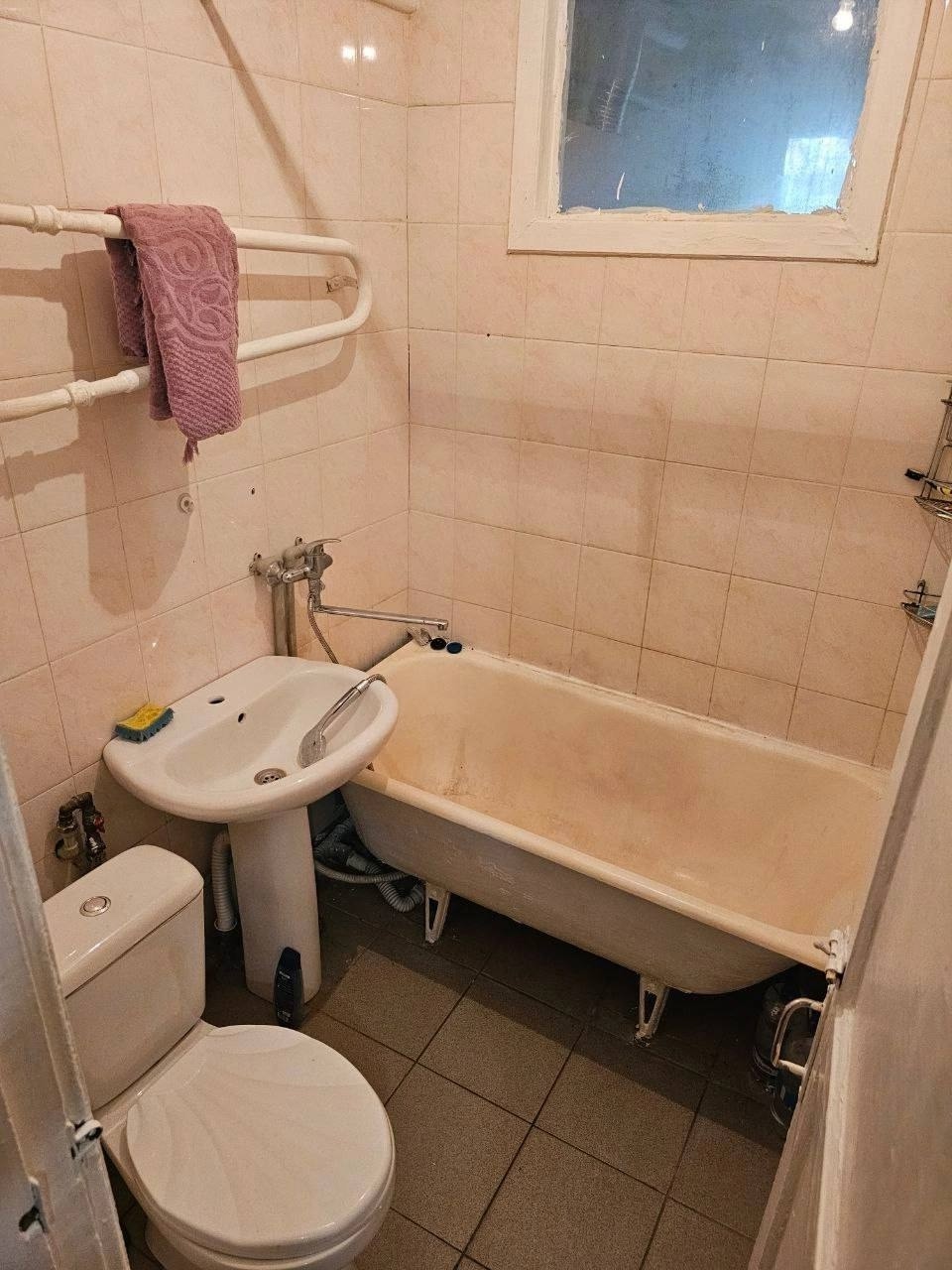 ‼️Продам 2х комнатную квартиру, 2/4 этаж‼️ Район «ТЦ АВРОРА» В шаговой доступности : рынок Поляна, школа больница автовокзал… Общая площадь 41 кв. м.; Комнаты смежные; С/у совмещенный; Отопление централизованное; 3 900 000р +79592167677 ❗️ОТ СОБСТВЕННИКА❗️...