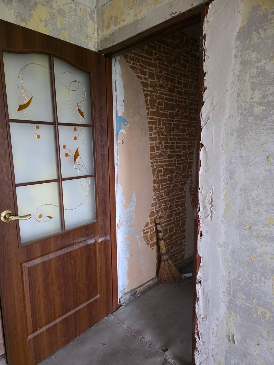 Продам 2х комнатную квартиру кв Кошевого д.6 (центр) г. Молодогвардейск. 4/5 этаж .под ремонт. Рядом школа, садик, рынок, остановка. Цена 900 000р. Торг. Т. +79591300994